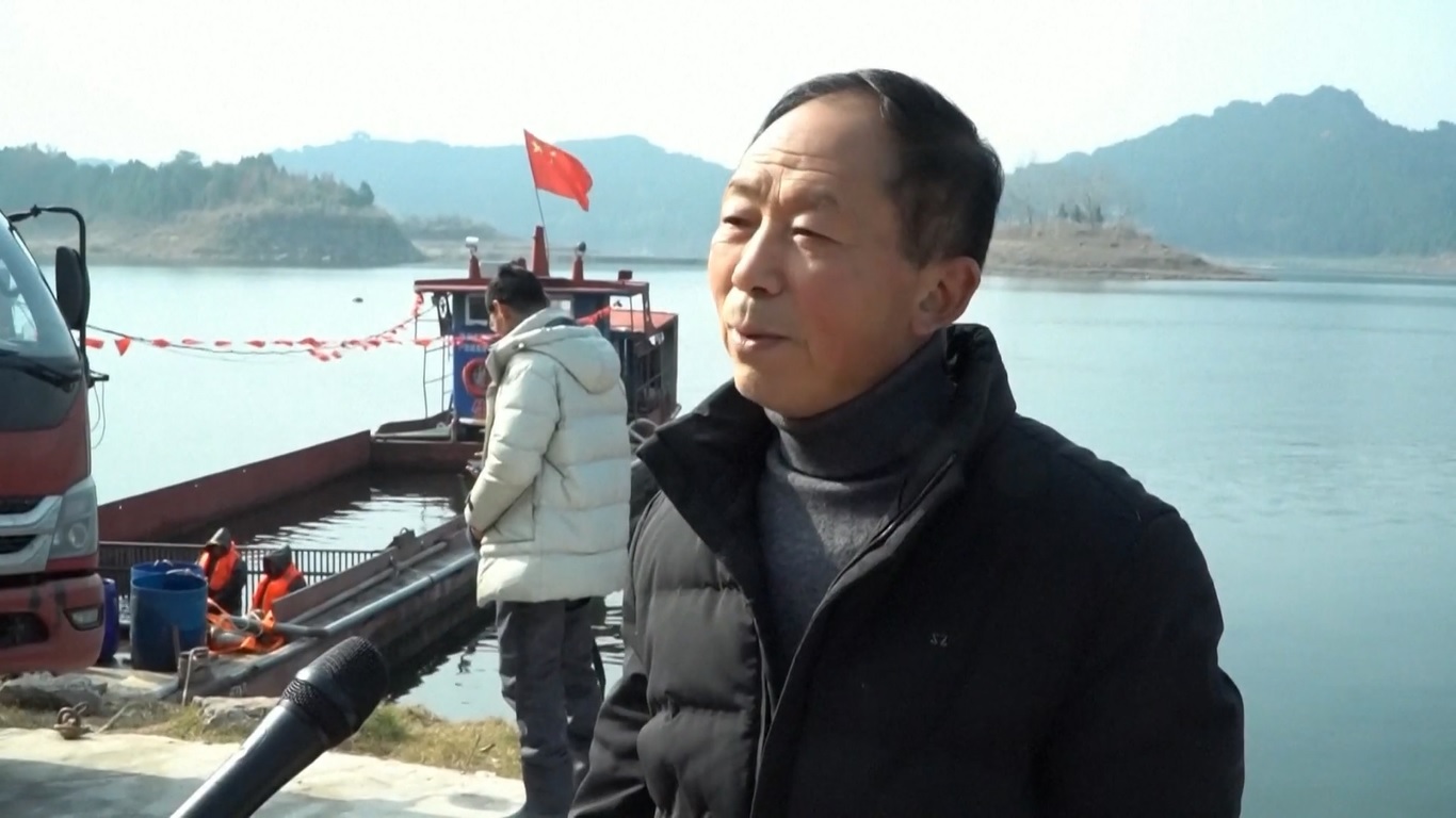 Para nelayan berkumpul di Danau Shengzhong di Kota Nanchong