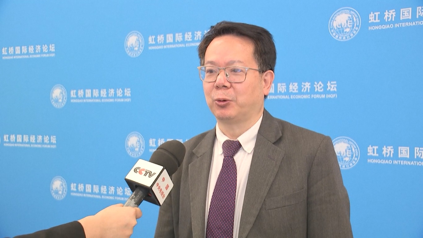 Para peserta bertukar pandangan tentang kebijakan terbaru dalam regulasi farmasi Tiongkok dan internasionalisasi industri farmasi