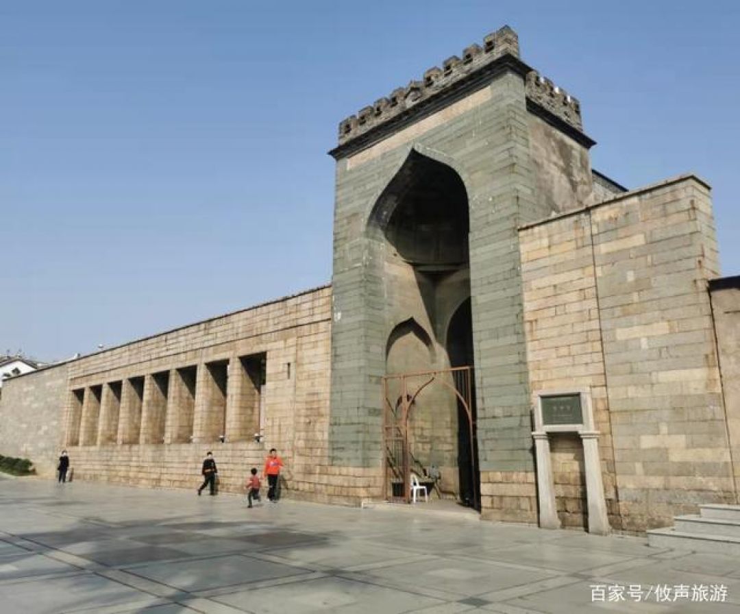 Masjid ini dibangun saat pemerintahan Dinasti Ming pada 1392