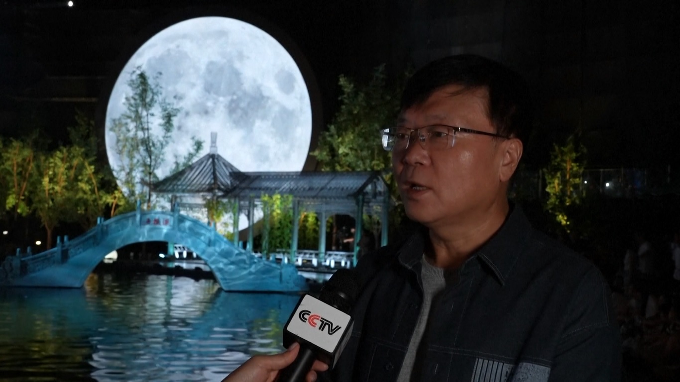 Festival Pertengahan Musim Gugur dirayakan pada malam saat bulan mencapai titik penuh dan terangnya pada hari ke-15 bulan kedelapan pada kalender lunar Tiongkok
