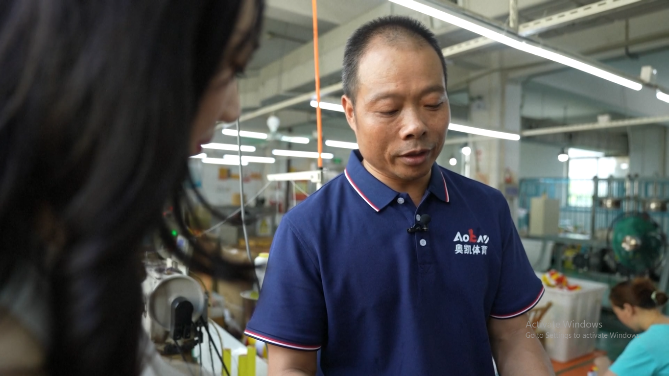 Antusiasme yang meningkat untuk olahraga musim panas meningkatkan pesanan untuk produk-produk terkait olahraga musim panas di Kota Yiwu di Provinsi Zhejiang