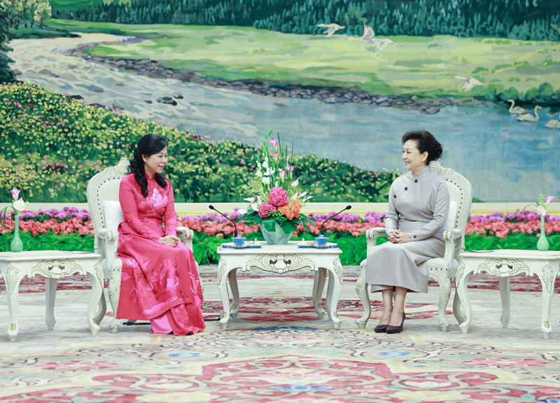 Peng mengundang Ngo Phuong Ly untuk menikmati opera Tiongkok