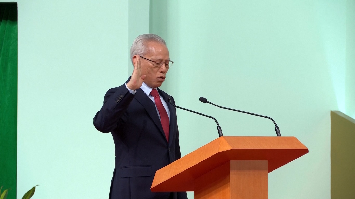 Sam mengucapkan sumpah jabatannya di hadapan Xi