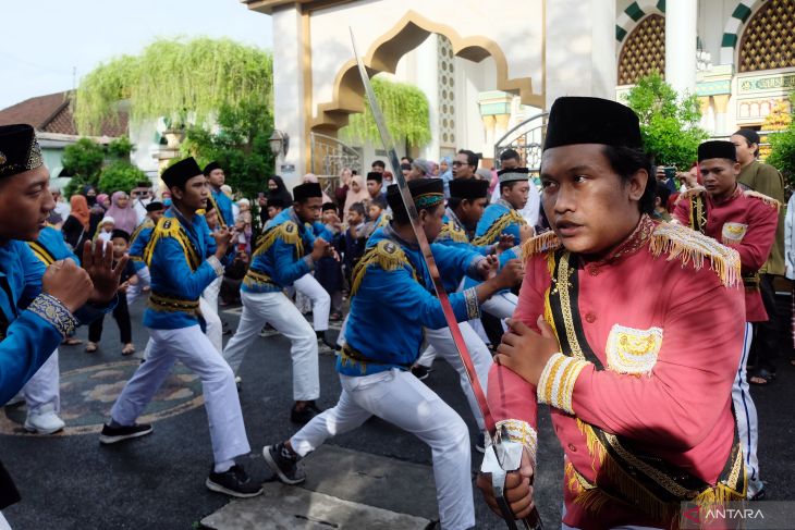 Umat Islam menampilkan Tari Rodat saat pawai memperingati Maulid Nabi Muhammad SAW 1444 H di Kampung Islam Kepaon