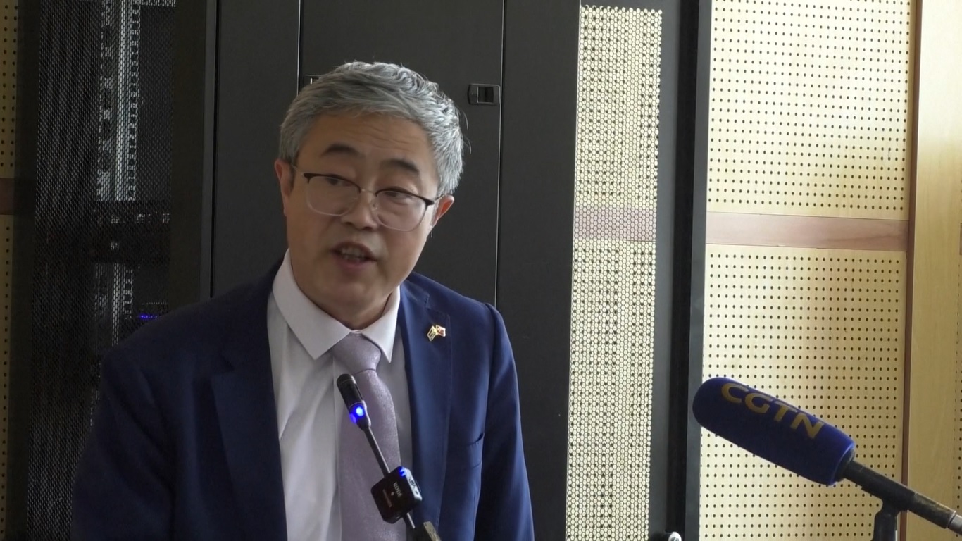 Bantuan terbaru ini mencakup pasokan medis dan uang tunai yang digunakan untuk memperbaiki beberapa peralatan medis di Rumah Sakit Pendidikan Juba