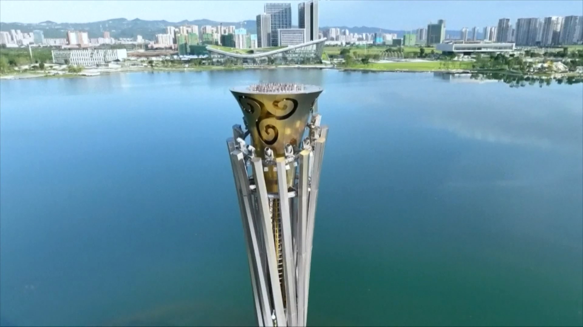 Sistem pengumpulan air hujan di tempat polo air memastikan bahwa pabrik di sekitarnya menerima pasokan air yang cukup