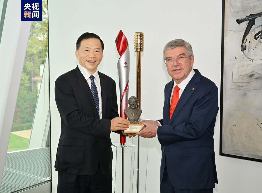 Wakil Menteri Publisitas Komite Sentral PKT Presiden China Media Group CMG Shen Haixiong dan Ketua Komite Olimpiade Internasional IOC Thomas Bach hari Jumat kemarin (27/10) di Markas Besar IOC Lausanne Swis menandatangani MoU Kerja Sama