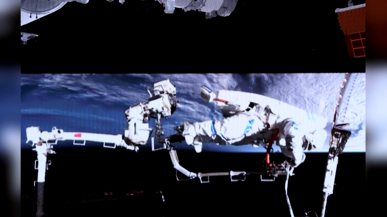Para Astronaut Shenzhou-21 Tiongkok Selesaikan Rangkaian Aktivitas Ekstravehikular ke-2