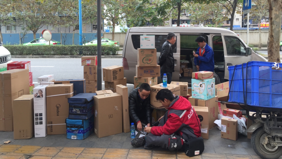 Tiongkok bertujuan untuk membangun sistem layanan pengiriman ekspres yang berteknologi maju berkualitas tinggi aman efisien dan hemat energi yang memberikan manfaat bagi wilayah perkotaan dan pedesaan