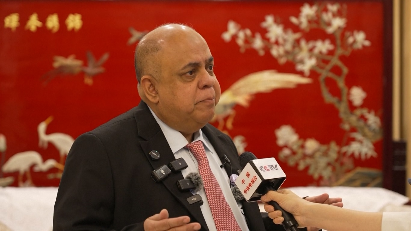 Para peserta terlibat dalam diskusi mendalam tentang topik-topik seperti kerja sama media