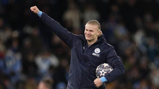 Pemain Manchester City Erling Haaland melewati Kylian Mbappe dan Lionel Messi usai mencetak lima gol saat timnya menang telak di Liga Champions