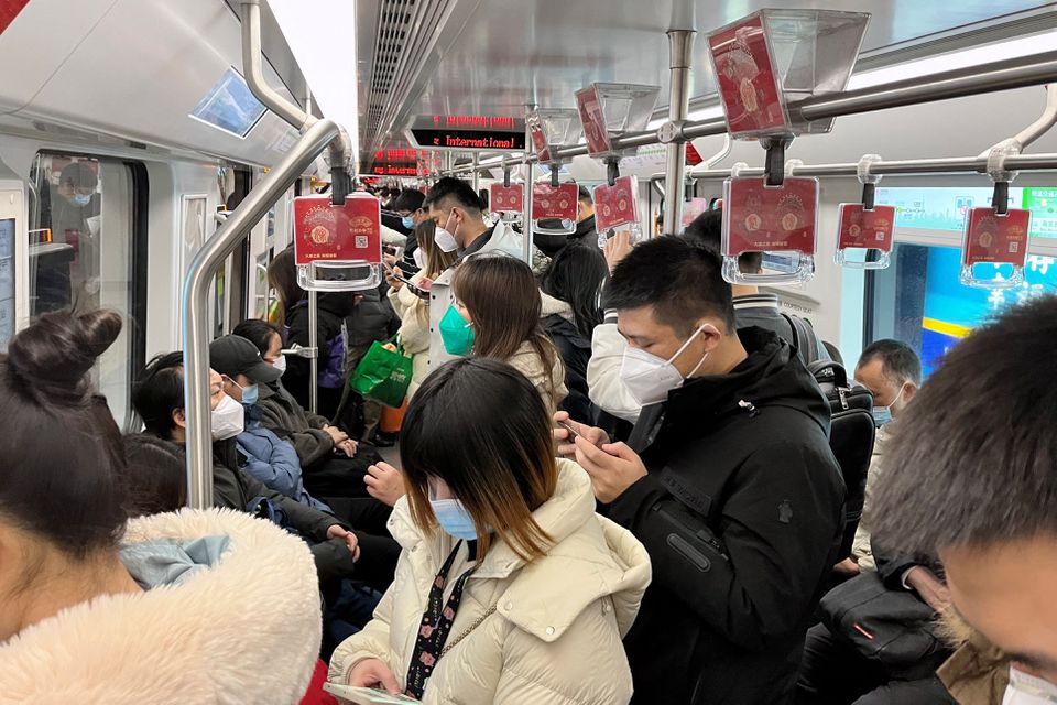 Kereta bawah tanah di Beijing dan Shanghai penuh sesak