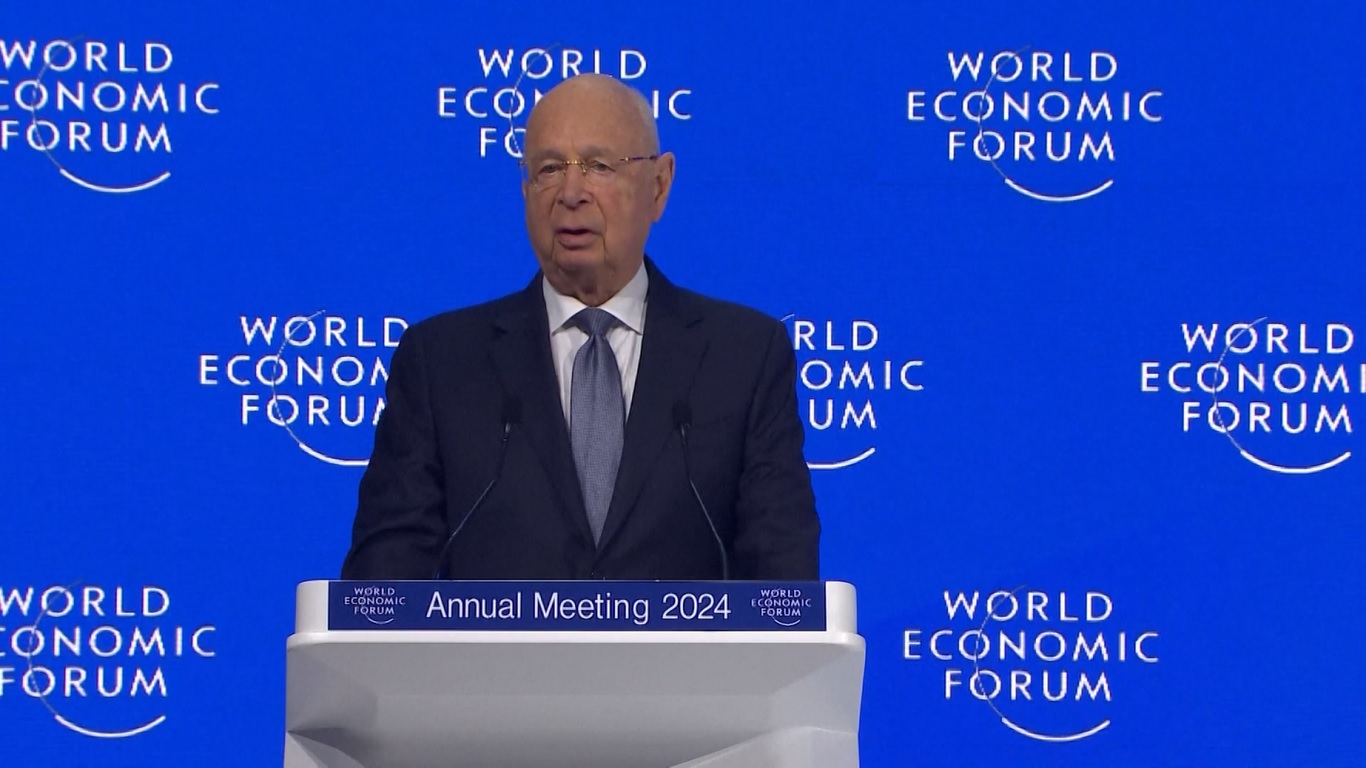 Berbicara di hadapan para peserta