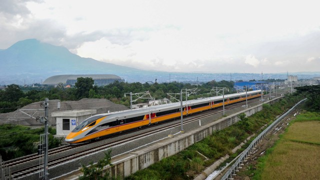 PT Kereta Api Cepat Jakarta-Bandung menampik adanya kabar operasional Kereta Cepat Jakarta-Bandung ( KCJB ) yang mundur operasional hingga tahun depan