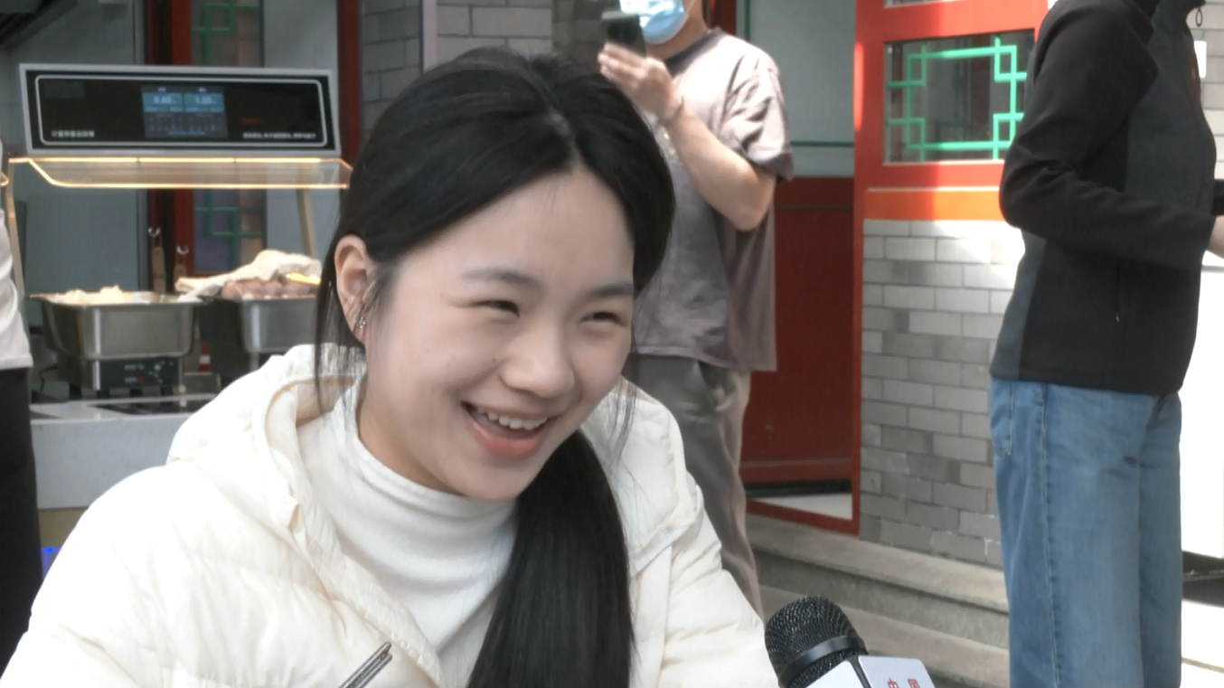 Robot Koki Bertenaga AI dengan Cepat Menyajikan Hidangan Lezat kepada Para Pengunjung Restoran di Beijing