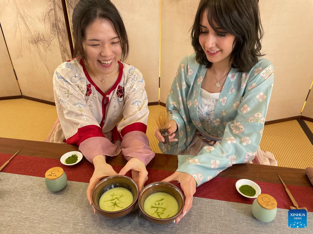 Pengunjung dari Taiwan dapat membenamkan diri dalam pengalaman warisan budaya takbenda seperti membuat payung kertas di jalan-jalan kuno