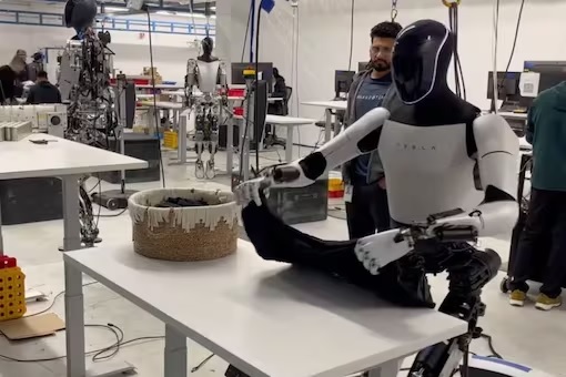 Robot Optimus mampu melipat baju dengan gerakan super mulus yang membuatnya semakin mirip dengan manusia