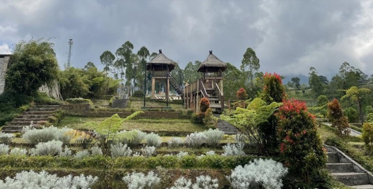Berada di kaki Gunung Agung Taman Edelweis begitu spektakuler dengan hamparan edelweis ditambah udara sejuk khas pegunungan