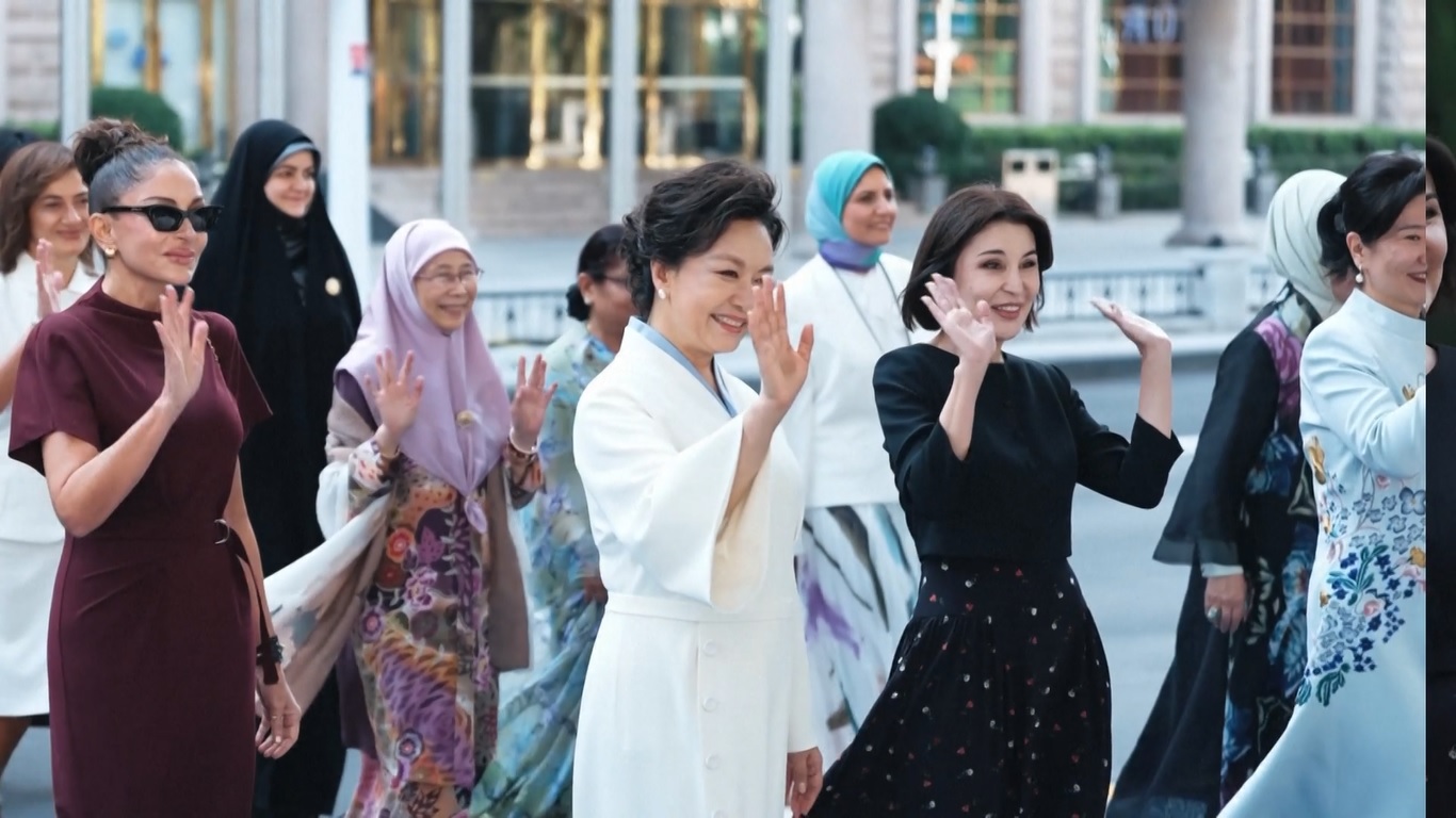 Peng Liyuan dan Para Istri Pemimpin Negara Lain yang Hadiri KTT SCO 2025 Kunjungi Sungai Haihe Tianjin