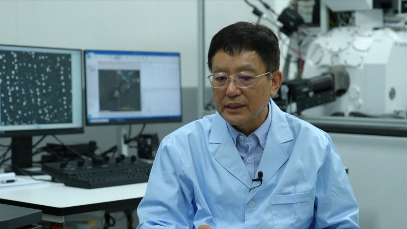 Mereka melakukan eksperimen yang melibatkan lemari lab sains material bersuhu tinggi dan lemari lab sains material tanpa wadah di atas stasiun luar angkasa