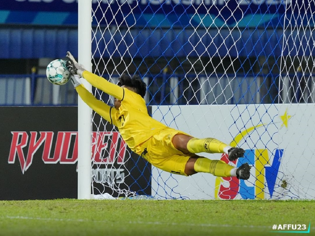 Pada laga itu kedua pelatih sepakat mengakui ketangkasan Ernando mengamankan gawangnya dengan total empat penyelamatan termasuk menepis tendangan penalti Mohamed Toure pada menit ke-25