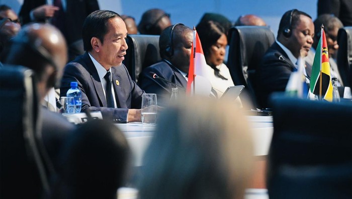 Jokowi mengajak PM Lukonde untuk memuluskan rencana sejumlah kerja sama beberapa BUMN Indonesia dengan Kongo yang saat ini dijajaki Salah satunya adalah rencana pengelolaan blok minyak di perbatasan Angola