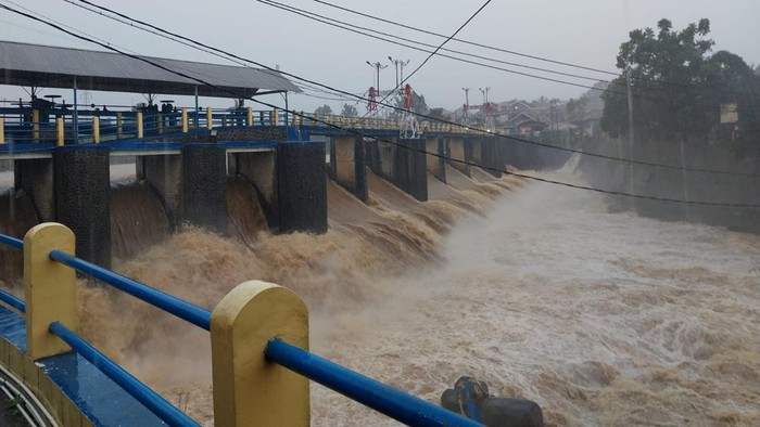 Hujan deras yang mengguyur sejumlah kawasan di Bogor