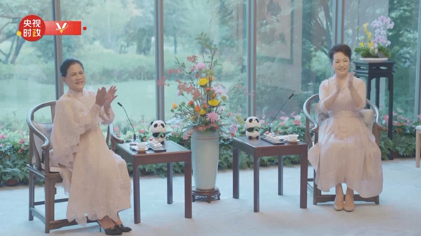 Ibu Negara Indonesia mendampingi Presiden Indonesia Joko Widodo