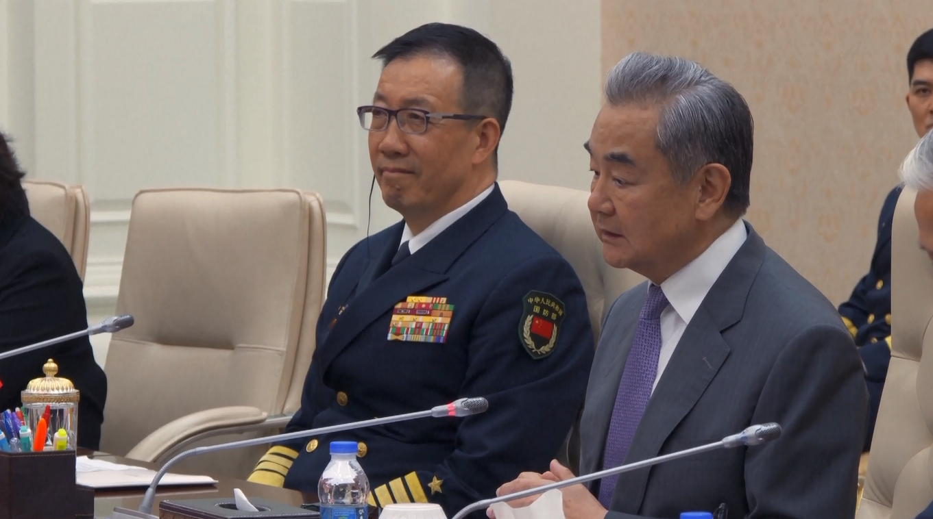 Perdana Menteri Kamboja Bertemu dengan Menteri Luar Negeri dan Menteri Pertahanan Tiongkok