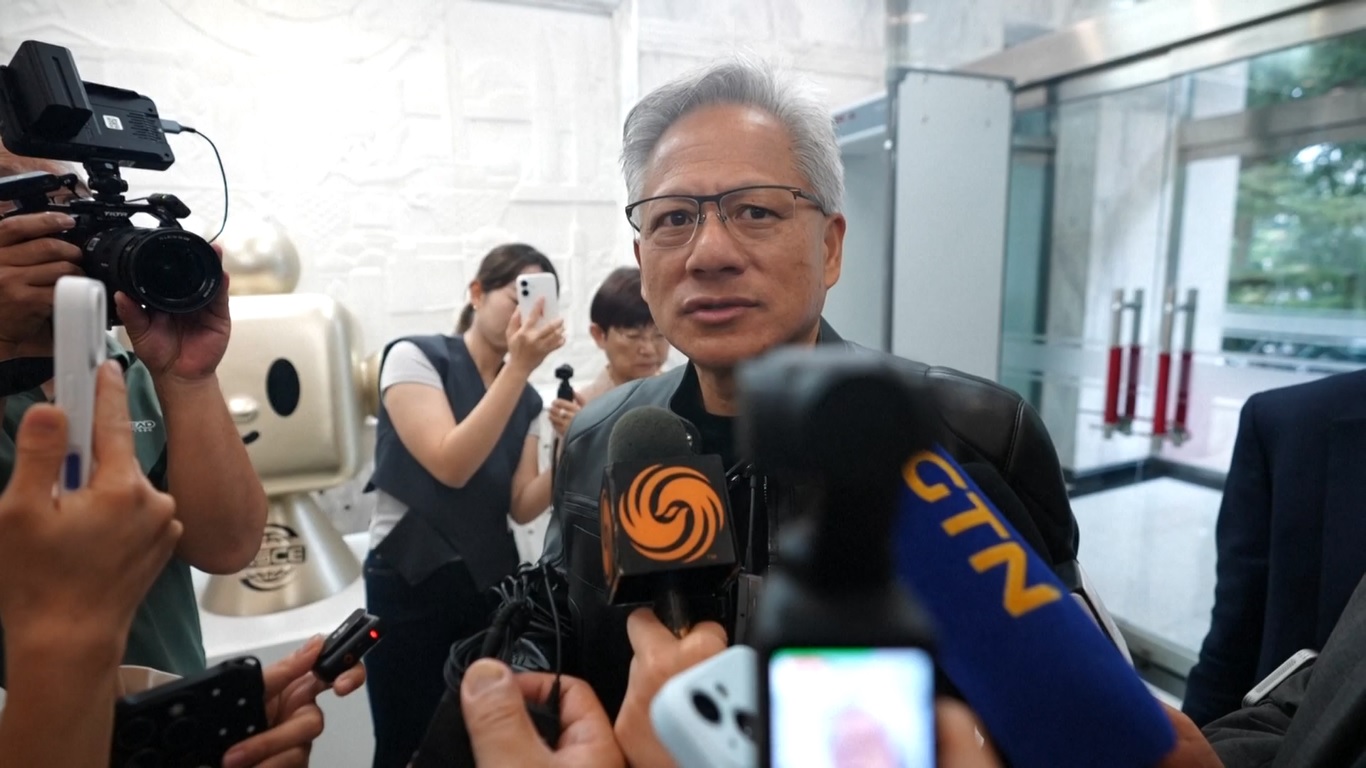 CEO Nvidia Puji Ekosistem AI Tiongkok saat AS Setujui Dimulainya Kembali Penjualan Chip
