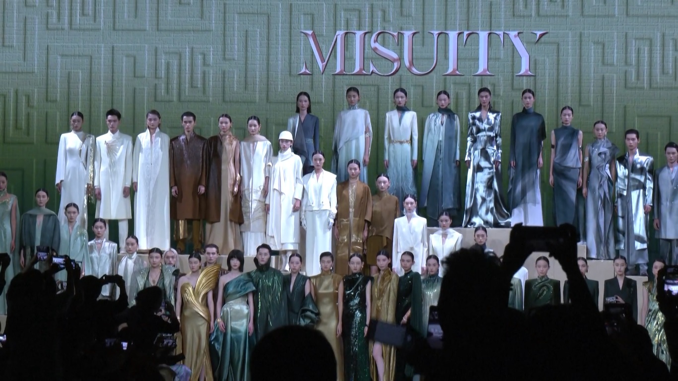 Acara yang dijadwalkan berlangsung hingga 13 September 2024 ini telah menarik sekitar 260 merek dan lebih dari 400 desainer dari beberapa negara termasuk Amerika Serikat