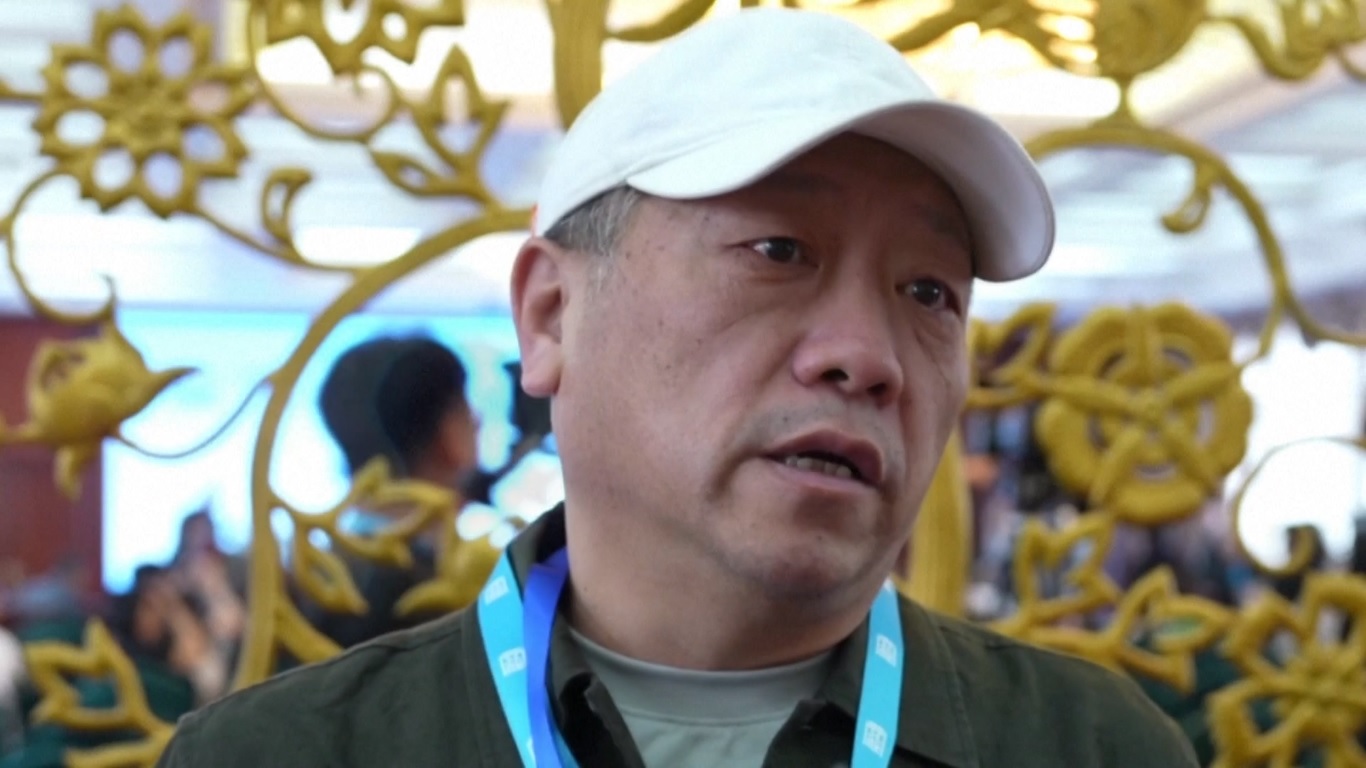 Produk yang memadukan unsur budaya tradisional dengan inovasi dan mode modern sangat disukai oleh kaum muda di pulau tersebut