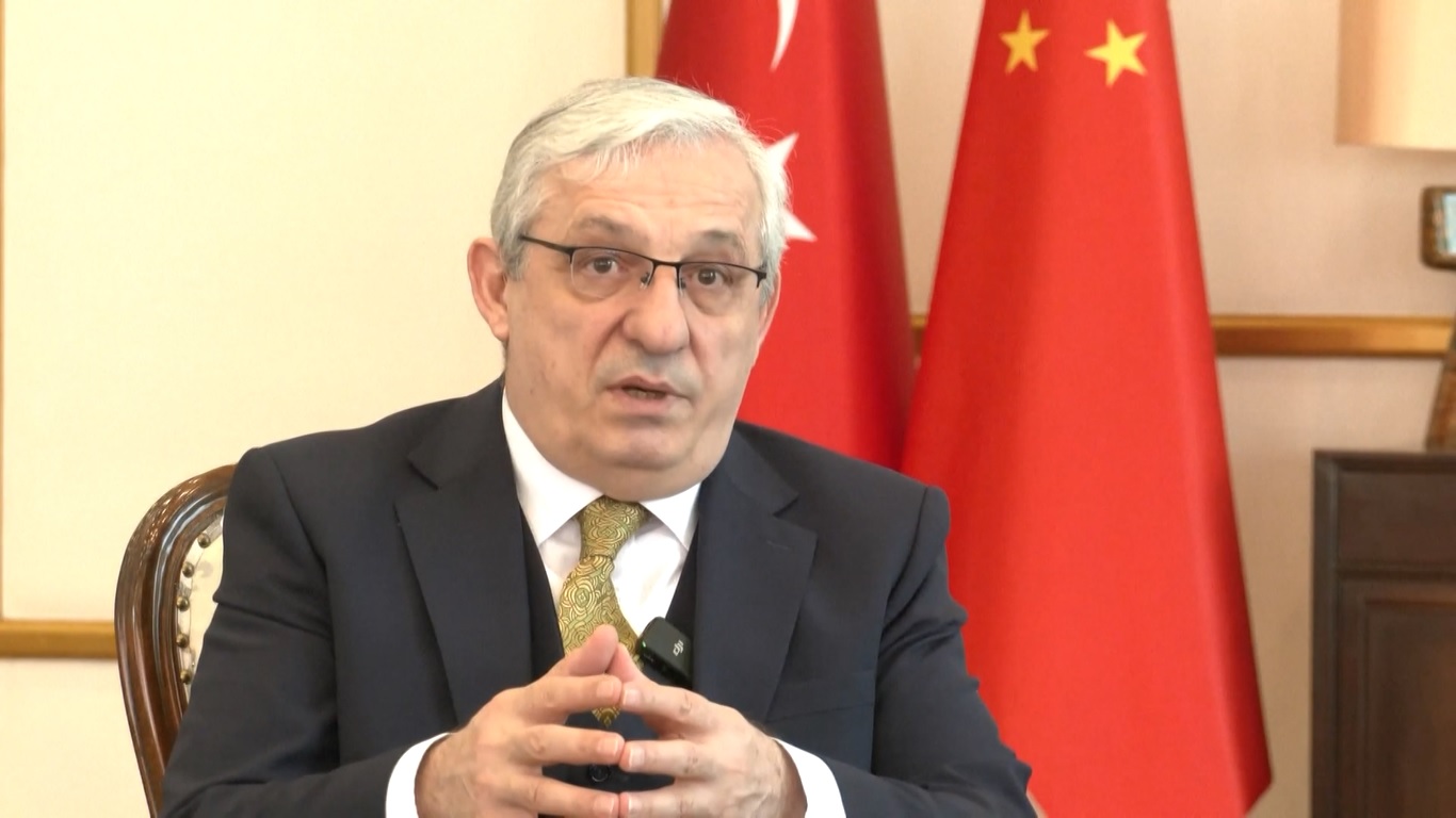 Duta besar tersebut juga menekankan pentingnya menciptakan lingkungan yang bersahabat untuk meningkatkan investasi bilateral