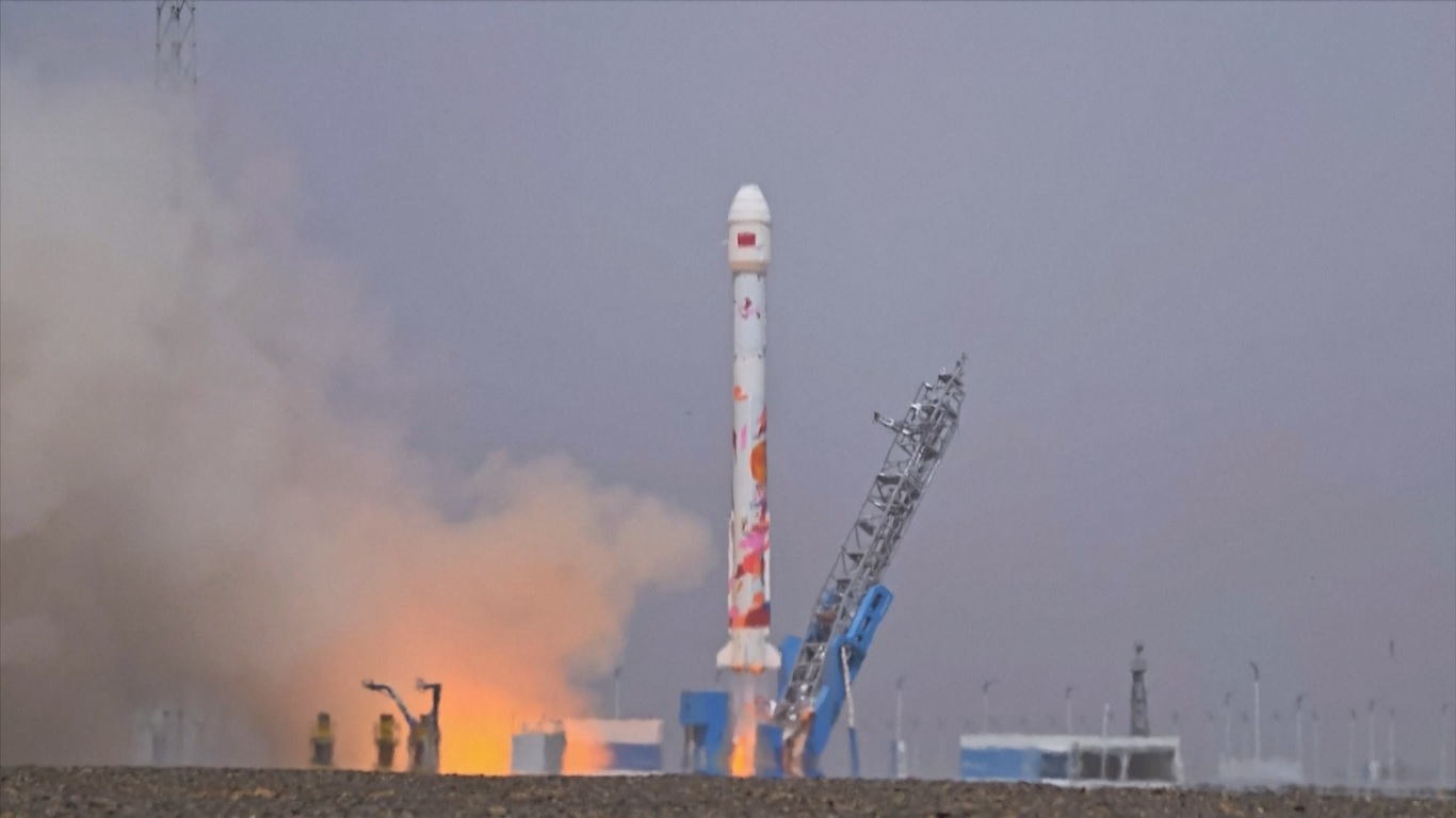 Roket yang diberi kode ZQ-2E Y2 itu lepas landas pada pukul 12:12 (Waktu Beijing) dari zona percontohan inovasi ruang angkasa komersial Dongfeng di dekat Pusat Peluncuran Satelit Jiuquan