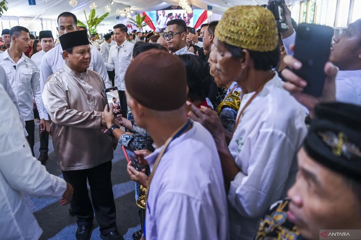 Sesaat setelah tiba di barisan masyarakat yang sudah menunggu