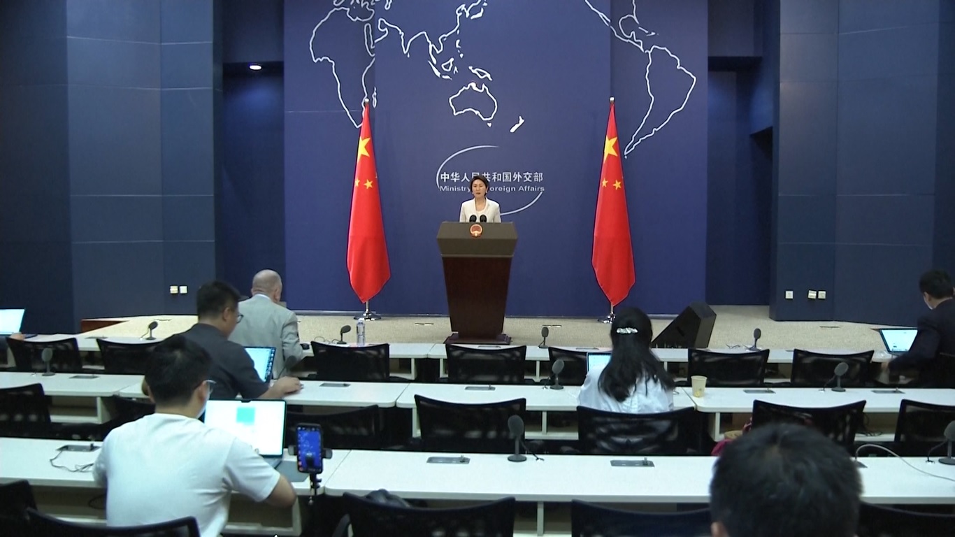 Mao menanggapi pertanyaan media tentang apakah keputusan AS untuk mulai mencabut visa pelajar Tiongkok secara agresif dapat memiliki efek yang lebih luas atau meluas pada bidang lain hubungan AS-Tiongkok