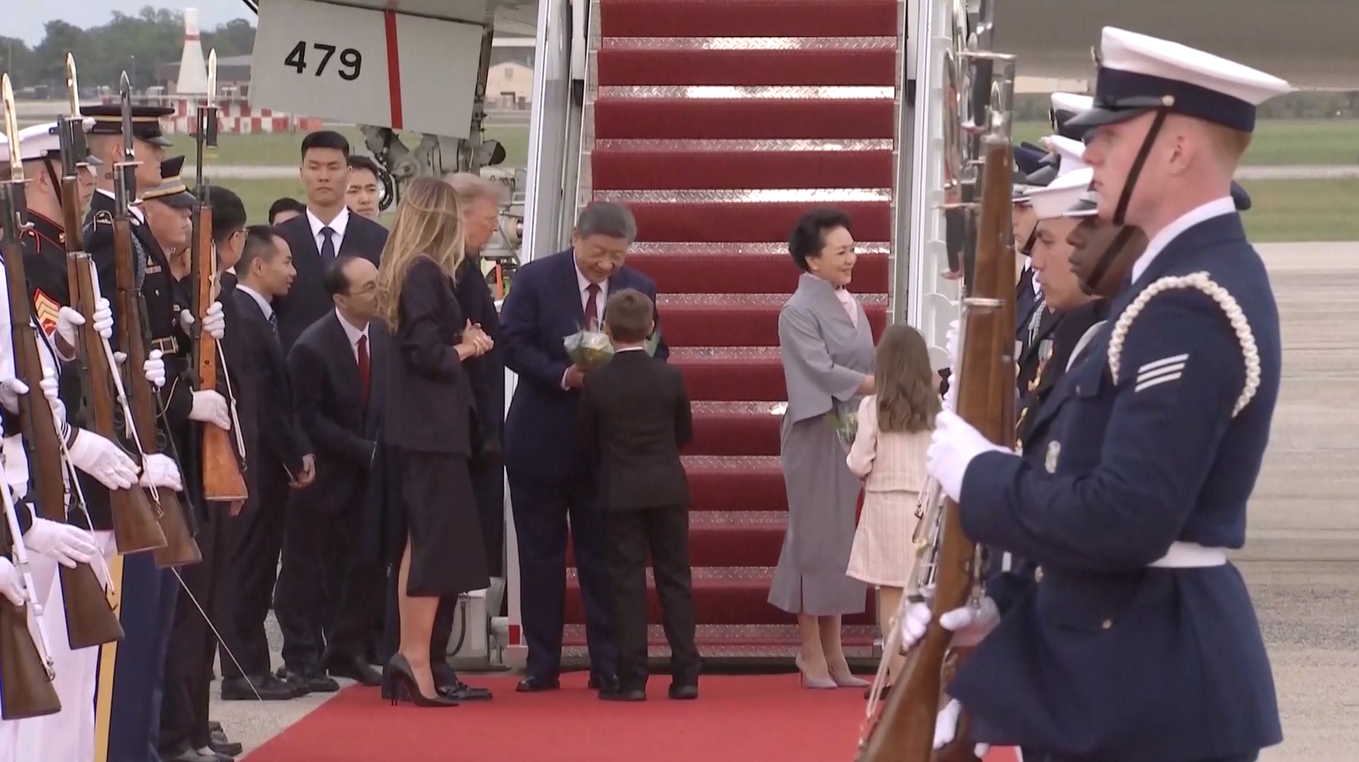 Xi Jinping Tiba di AS untuk Kunjungan Kenegaraan, Disambut oleh Donald Trump di Bandara