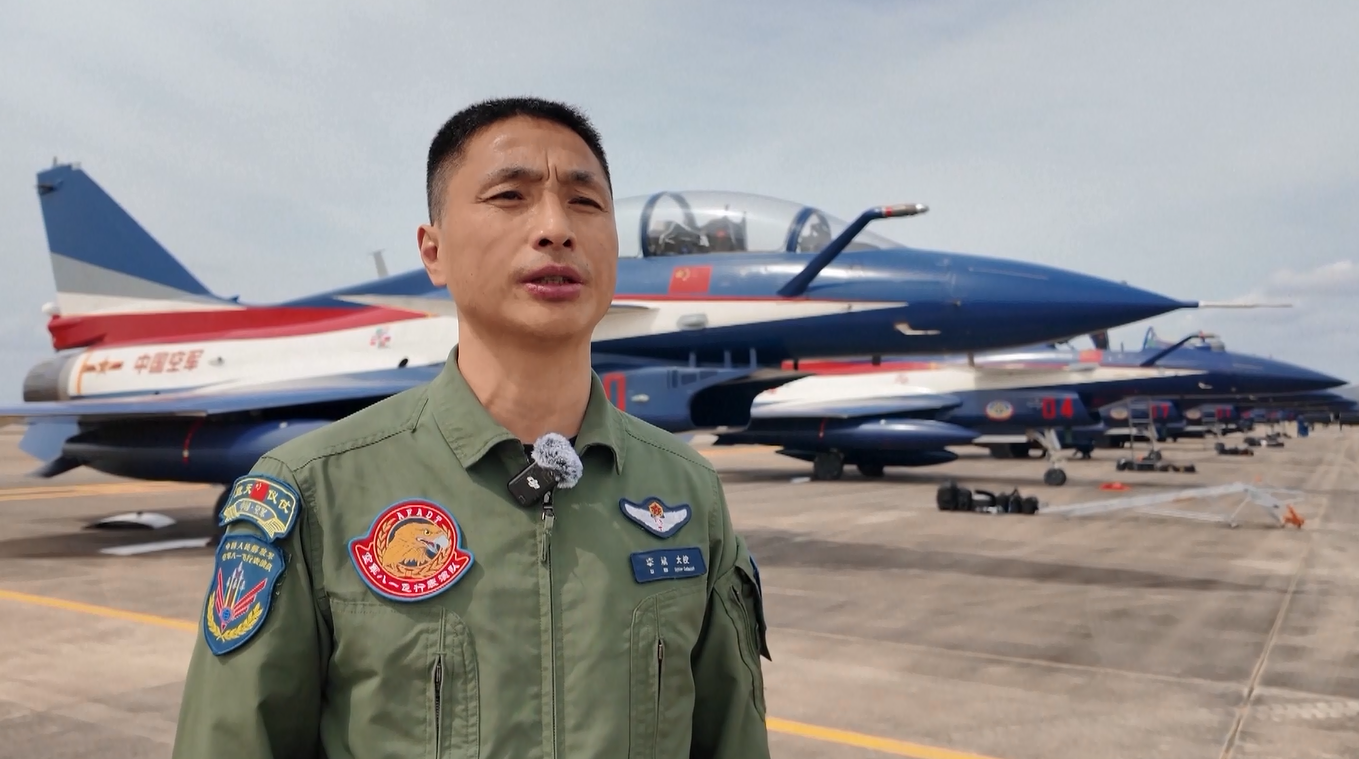 Pesawat Jet J-10 Milik Tim Aerobatik PLA Tiongkok Tiba di Singapura untuk Pertunjukan Udara