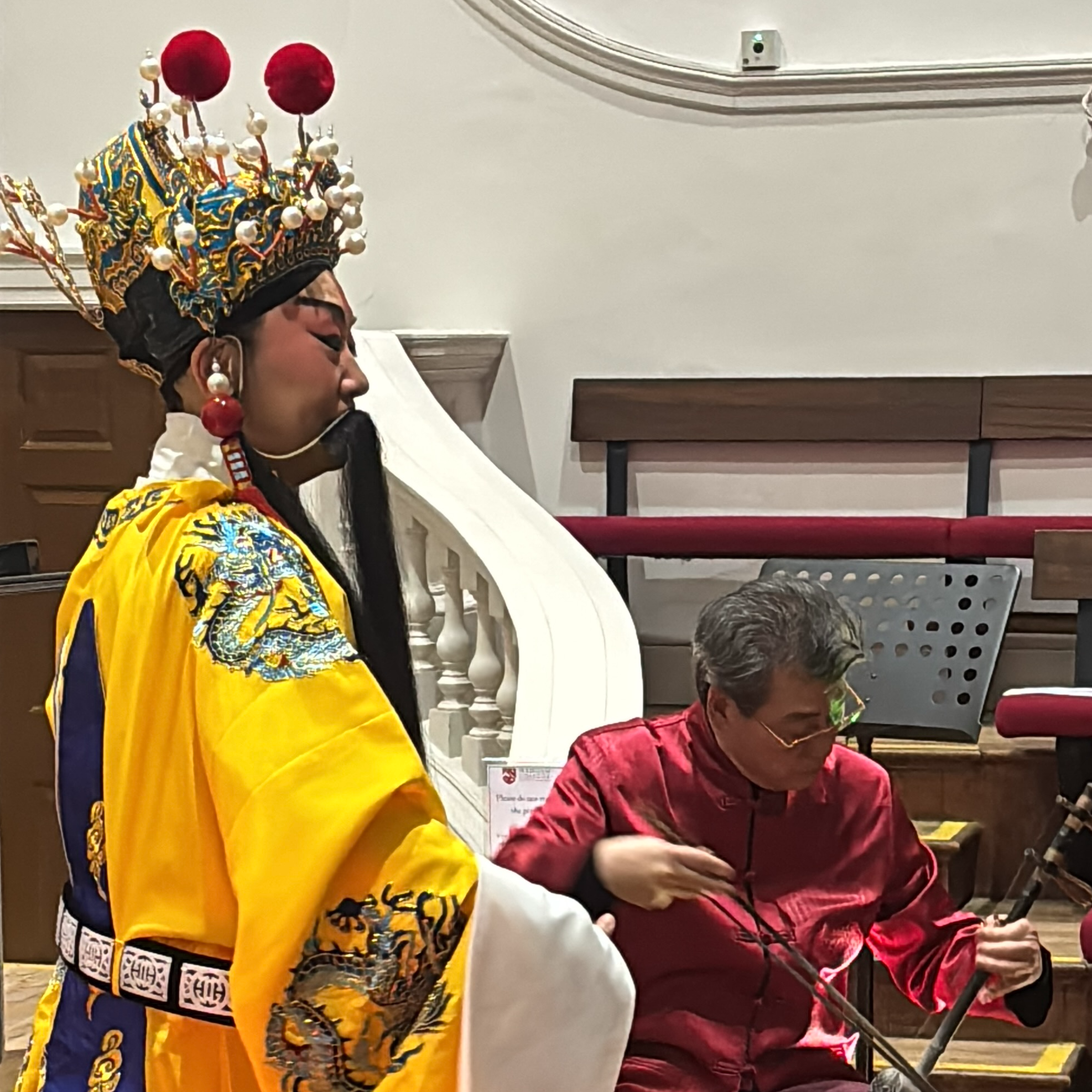 Penonton dihibur dengan perpaduan alat musik tradisional