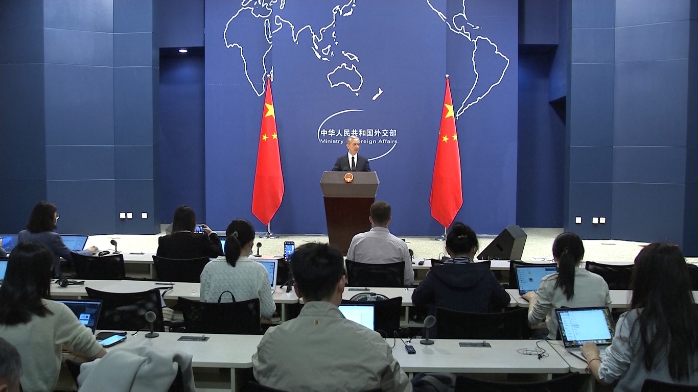 Tiongkok mengungkapkan ketidakpuasannya yang kuat dan tegas menentang ini dan telah membuat démarches yang kuat untuk tuan rumah Jepang