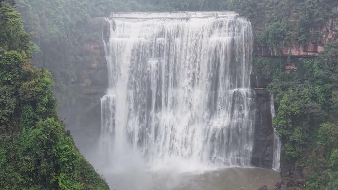 Air Terjun yang Menakjubkan di Guizhou Menarik Wisatawan