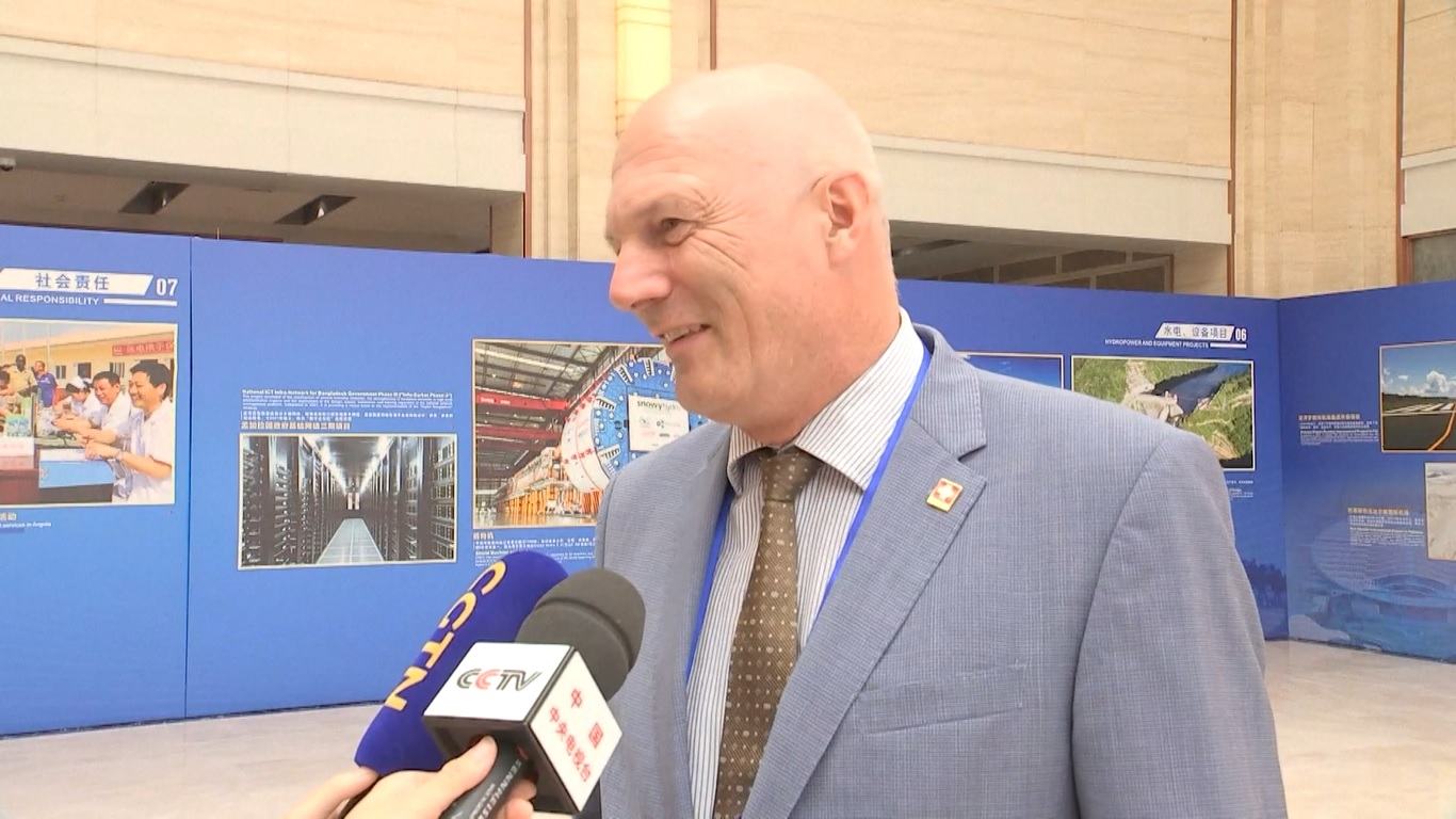 Mereka mendengarkan laporan tentang sejarah CREC