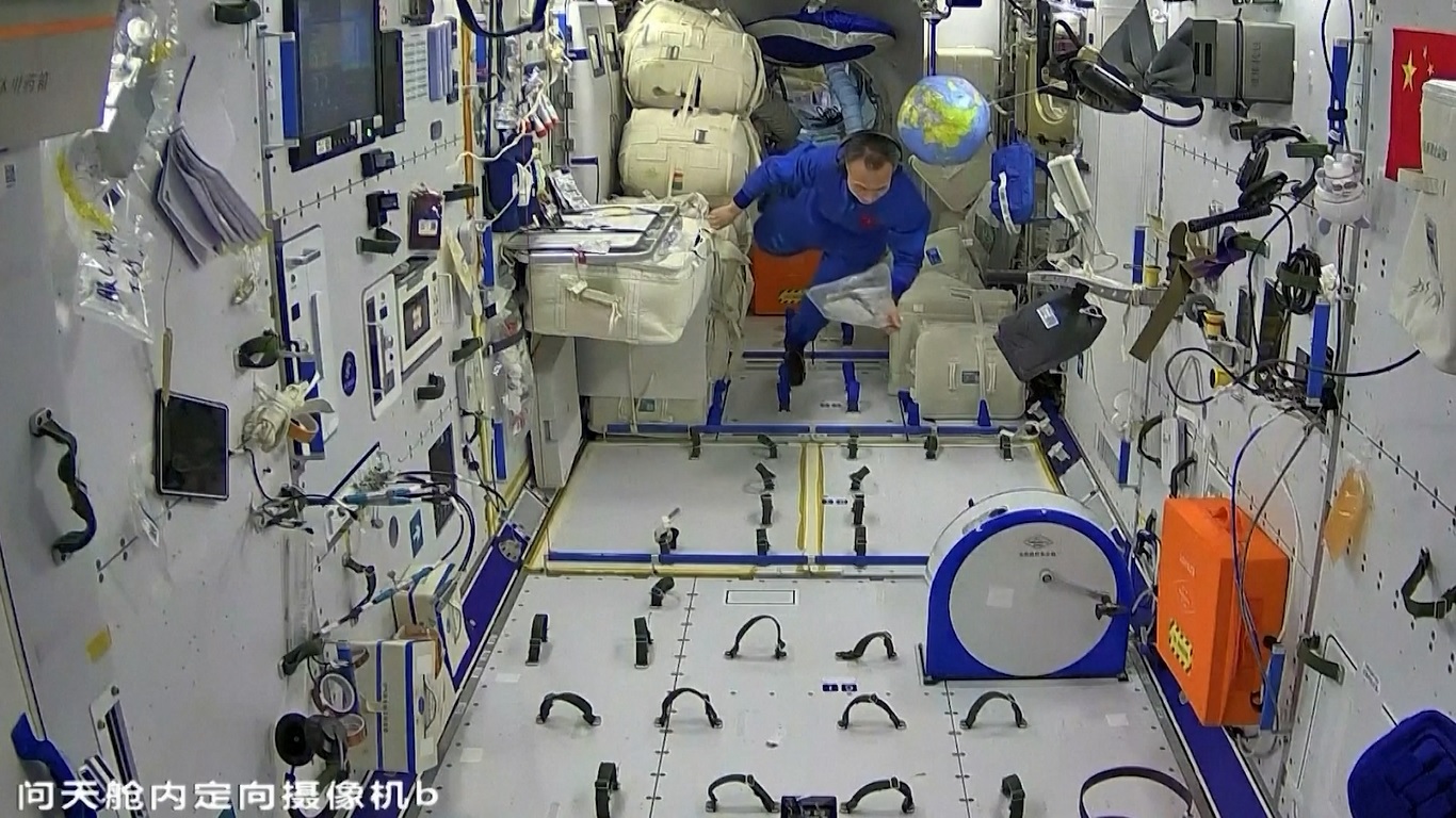 Peralatan eksperimen dipasang di Kabinet Eksperimen Dasar Luar Angkasa pada modul laboratorium Mengtian