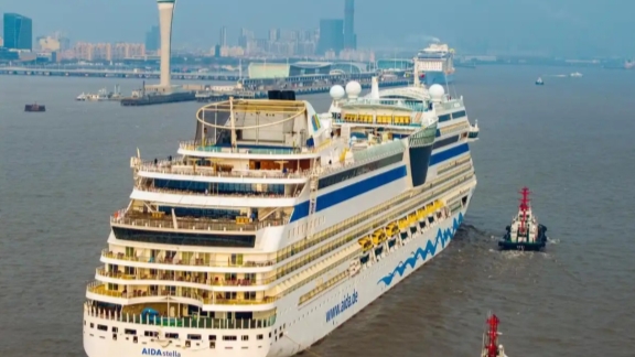Kapal AIDAstella milik AIDA Cruises dan Spectrum of the Seas milik Royal Caribbean International membawa hampir 4