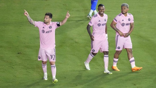 Lionel Messi langsung mematahkan kutukan buruk Kim Kardashian setelah mencetak gol kemenangan Inter Miami pada laga debut melawan Cruz Azul di Stadion DVR PNK