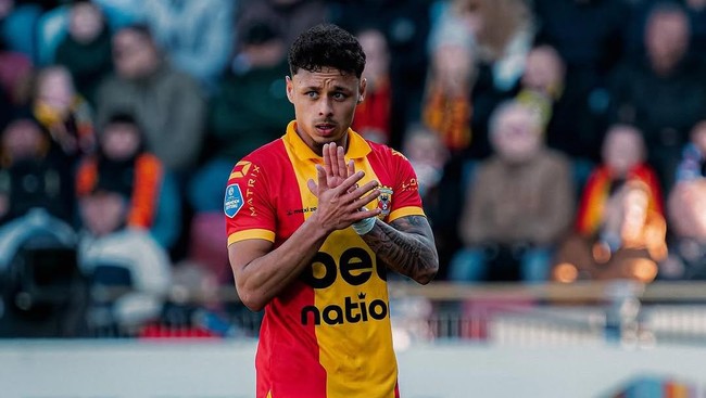 Bek kiri Timnas Indonesia Dean James mengalami cedera saat Go Ahead Eagles mengimbangi FC Utrecht