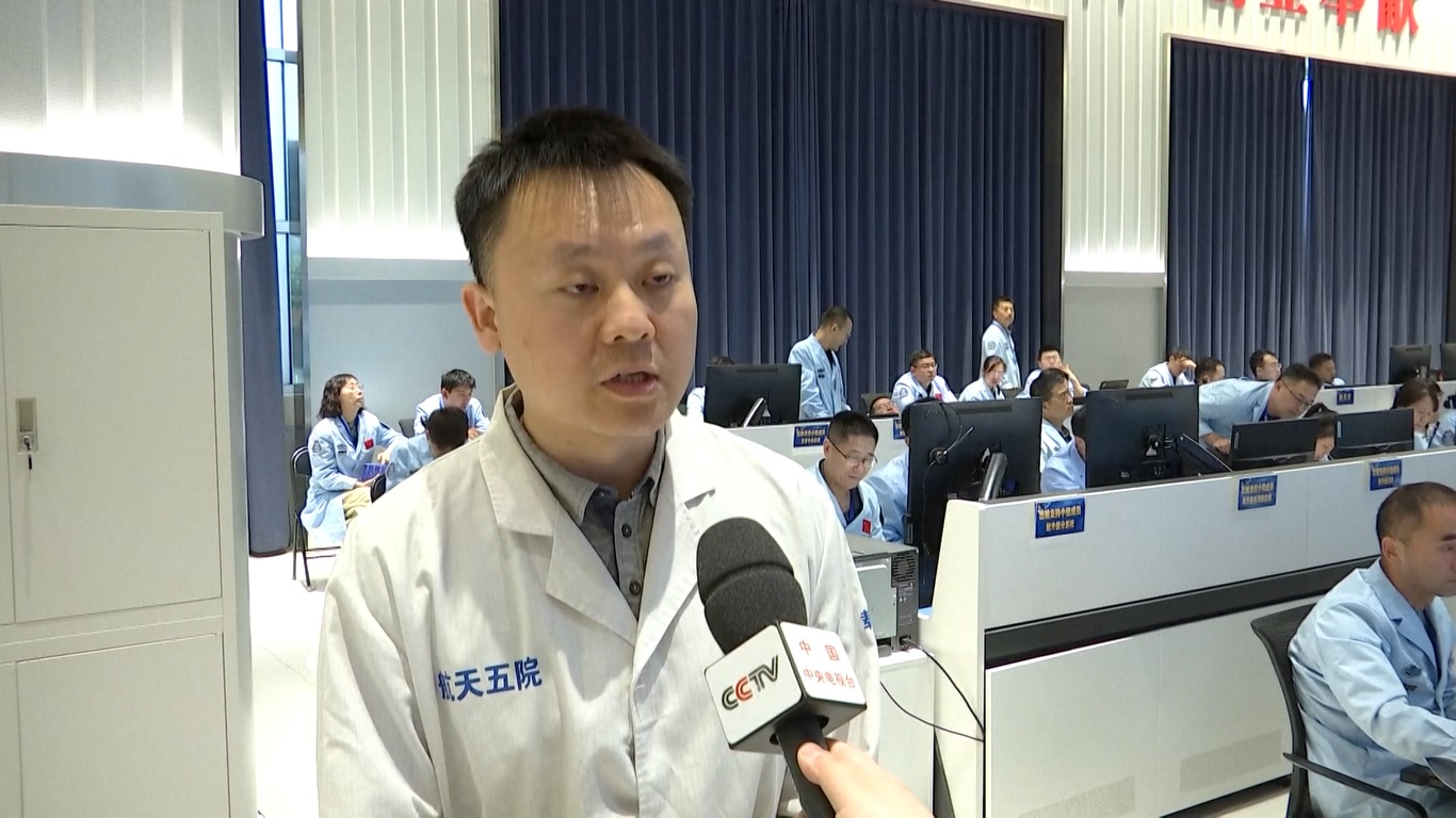 Dibantu oleh lengan robotik stasiun luar angkasa dan tim darat di Beijing