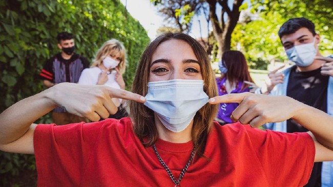 Aturan wajib memakai masker di tempat umum baru-baru ini telah dicabut secara resmi oleh pemerintah