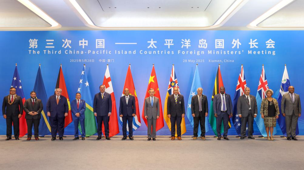 Tiongkok sangat yakin bahwa perdamaian pembangunan kerja sama dan saling menguntungkan adalah satu-satunya pilihan yang tepat ketika menghadapi perubahan besar di dunia zaman kita dan lintasan sejarah