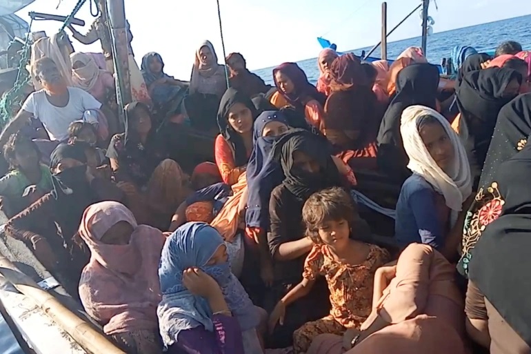 Sekitar 200 orang Rohingya yang sebagian besar Muslim telah hanyut selama lebih dari seminggu di Laut Andaman setelah kapal mereka mogok
Pengungsi Rohingya banyak dari mereka wanita dan beberapa dengan anak-anak dijejalkan ke perahu kayu yang terdampar di lepas pantai Aceh di Indonesia Mereka terlihat khawatir Para wanita kebanyakan berkerudung